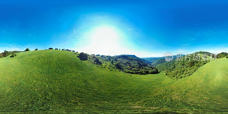 360 × 180度全球形全景绿色山丘景观